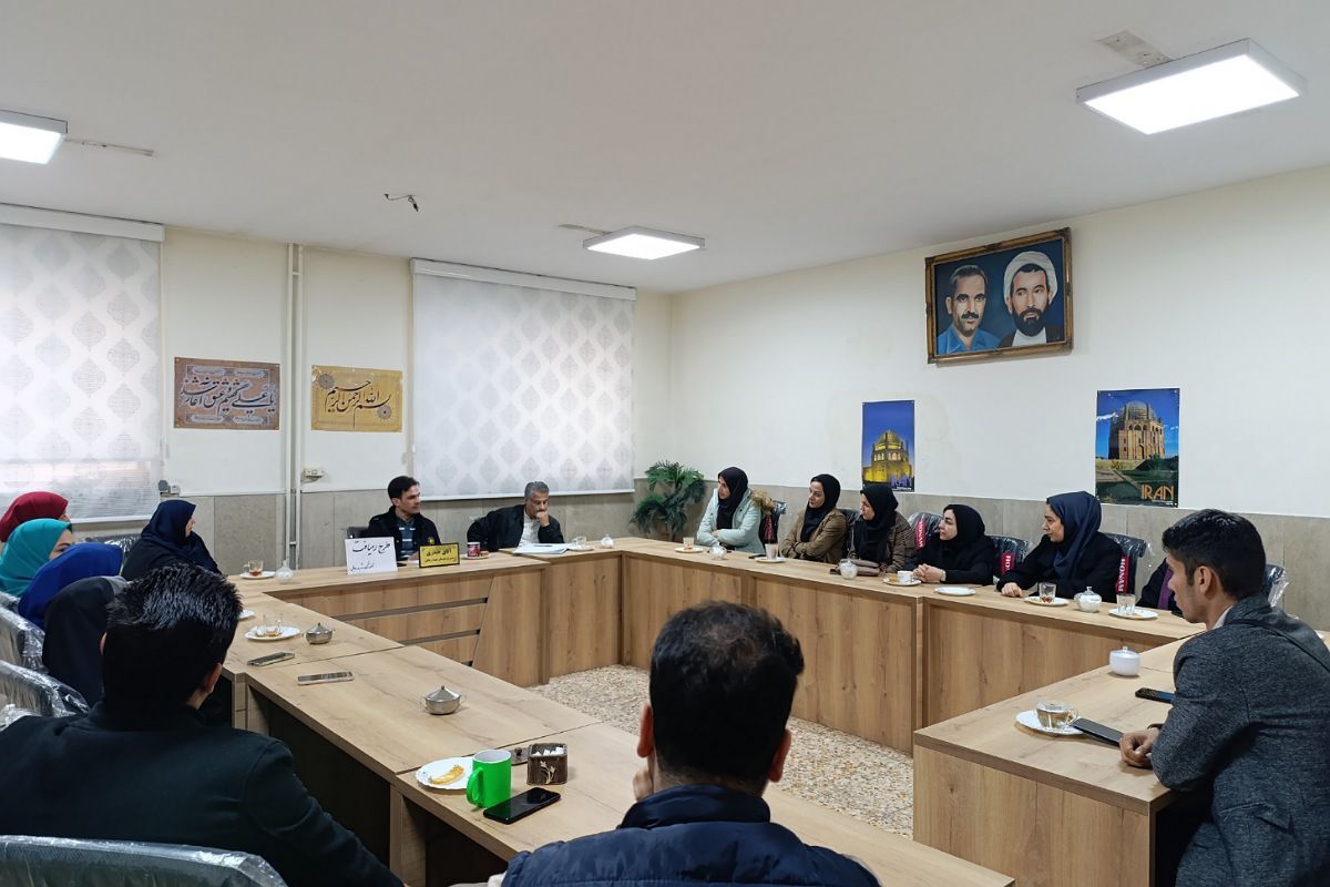  جلسه شورای معلمان دبستان شهید رجایی با محوریت طرح «رهیافت»