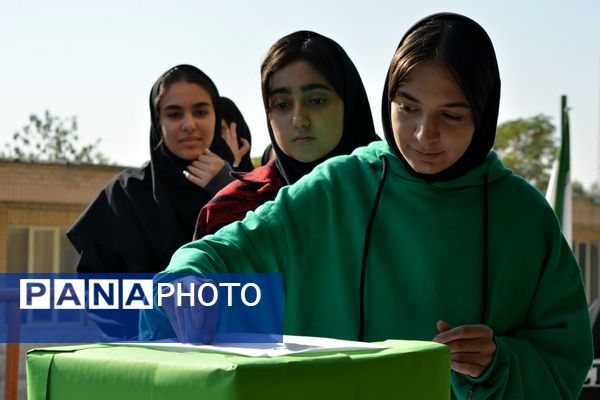 تجربه تمرین دموکراسی دانش‌آموزان مدرسه حکمت در انتخابات شورای دانش‌آموزی