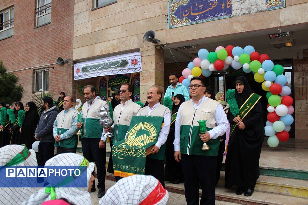 برگزاری مراسم باشکوه دهه کرامت در دبستان شهید بهاری پرند با حضور خادمین حرم رضوی