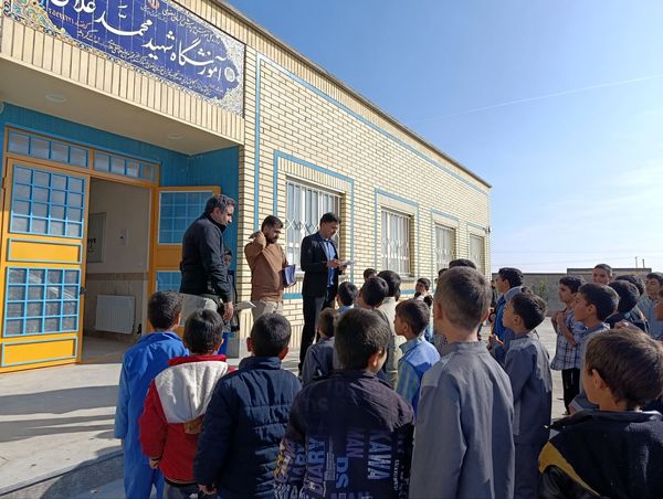 تجلیل از برگزیدگان مسابقات در مدرسه شهید غلامی خلیل آباد 