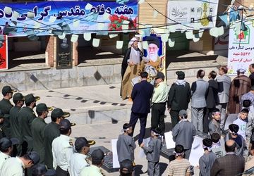 عطر افشانی و گلباران گلزار شهدای بیجار به مناسبت هفته دفاع مقدس