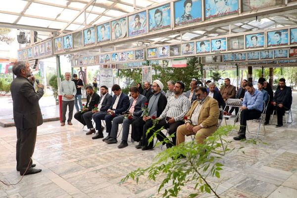 آیین غبارروبی مزار شهدا با حضور اصحاب رسانه در قم