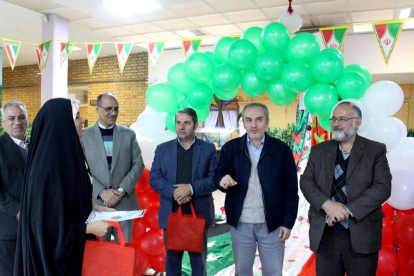 گرامیداشت فرهنگ ایثار با تقدیر از دانش‌آموزان فرزند شهید در منطقه ۵