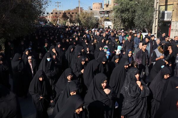تشییع پیکر مطهر شهید گمنام ۱۷ ساله در اردکان 