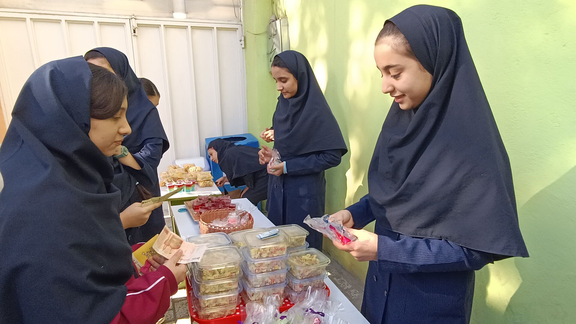 بازارچه کارآفرینی دانش آموزی  در دبیرستان صالحین نیشابور 