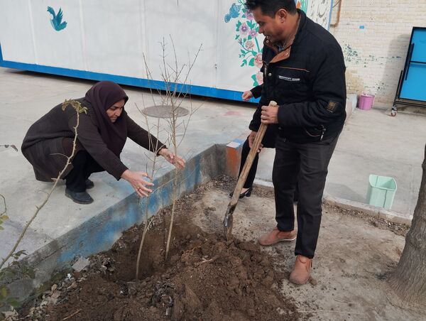 کاشت درخت در هنرستان بصیرت آشخانه