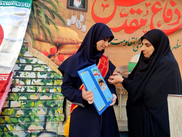 مراسم اعطای حکم و نشان فرماندهی بسیج دانش آموزی دبیرستان شاهد تکتم ناحیه۳
