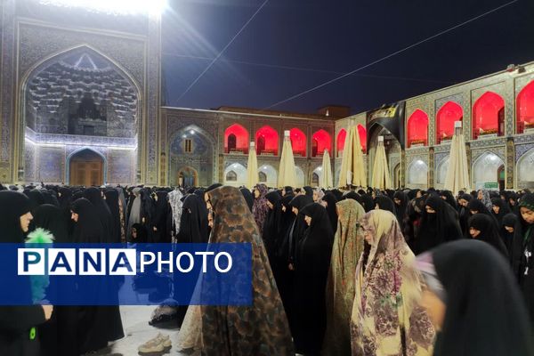 برگزاری نماز جماعت در حرم مطهر امام رضا (ع)