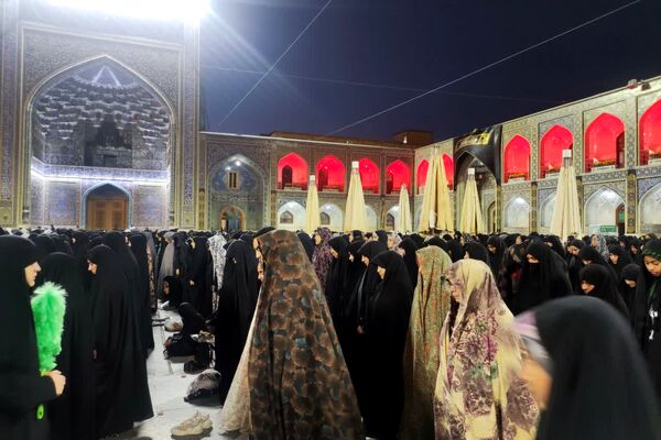 برگزاری نماز جماعت در حرم مطهر امام رضا (ع)