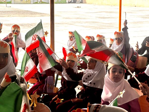 جشن شکوفه‌ها و طنین زنگ مهر در مدرسه فاطمه‌ الزهرا شهرستان جاسک