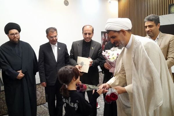 دیدار مسئولان آموزش و پرورش قم با خانواده شهید «حسین نجفی»