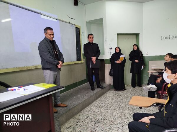 فرایند بررسی عملکرد معلمان منتخب دبیرستان نمونه آیت الله خامنه ای