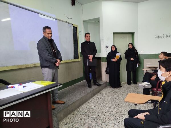 فرایند بررسی عملکرد معلمان منتخب دبیرستان نمونه آیت الله خامنه ای