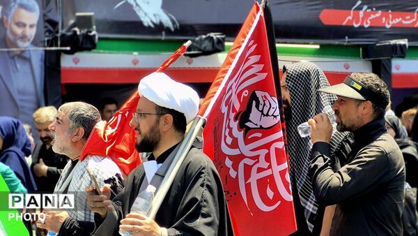 حضور گسترده مردم در مراسم تشییع رهبر شهید در میدان ولیعصر