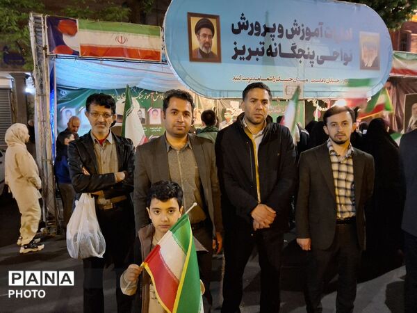 غرفه جهادی آموزش و پرورش ناحیه ۴ تبریز با حضور معلمان فعال علمی و فرهنگی، در میدان ساعت تبریز