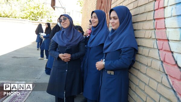همراهی موسیقی زنده هنرمندان دبیرستان طیبه با صبحانه دانش‌آموزان
