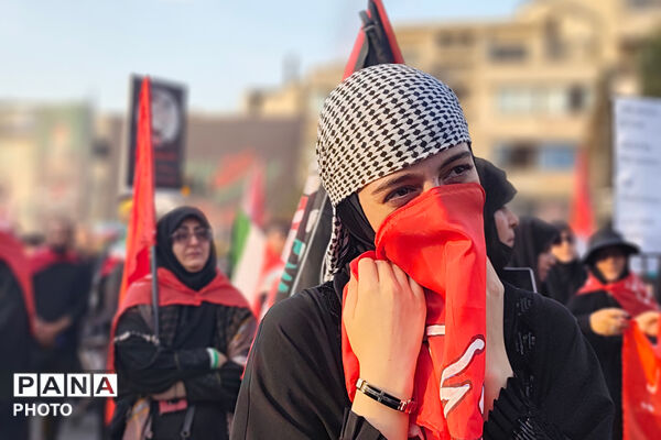 بدرقه حماسی امام شهید در قلب تهران