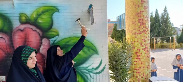 نواخته شدن زنگ نمادین  مشق همدلی در دبیرستان دخترانه بهارآزادی و پسرانه شاهد فاضل فلاورجان 