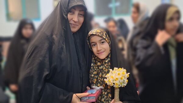 استقبال خانواده‌ها از دختران معتکف در مسجدالنبی کرج