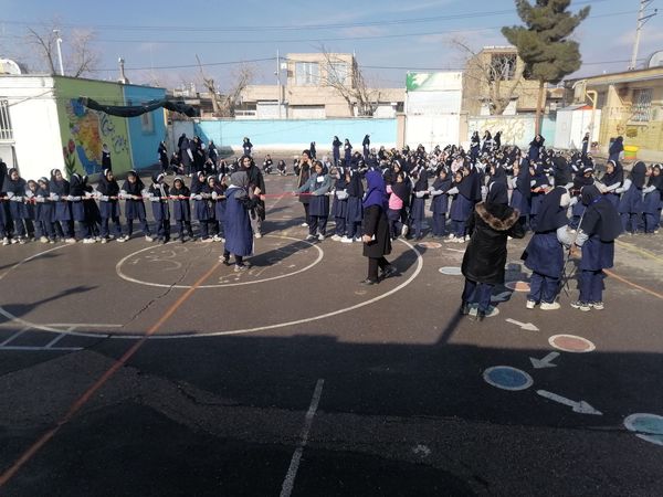  مسابقه طناب کشی به مناسبت دهه فجر در مدرسه ناهید نخودی 