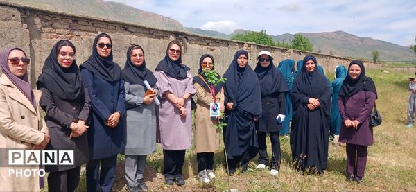 کاشت نهال ایثار در دبستان روستای الک؛ گرامیداشت یاد شهدای رمضان در هفته سلامت