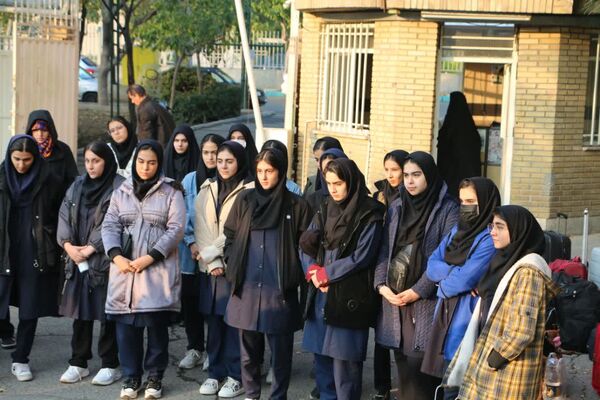 آیین بدرقه دانش‌آموزان دختر ناحیه یک شهرری به اردوی راهیان پیشرفت