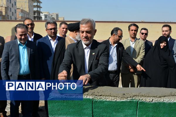 حاج مجید خوئی و بانو کمپانی، سازندگان ۹ کلاس جدید برای دختران بهارستانی