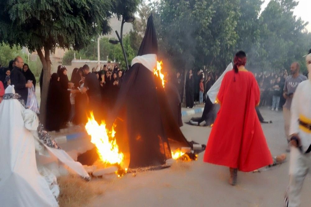 مراسم نمادین آتیش زدن خیمه ها در عصر روز عاشورا در شهر بار