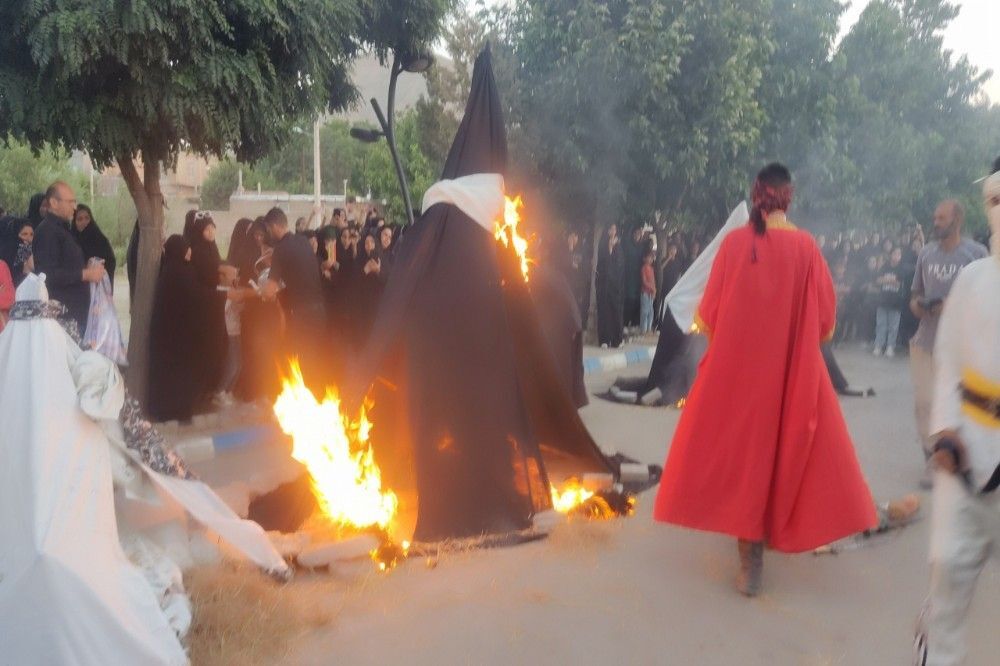 مراسم نمادین آتیش زدن خیمه ها در عصر روز عاشورا در شهر بار