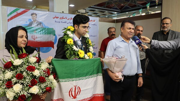 مراسم استقبال از علیرضا احمدی دانش‌آموز مدال‌آور و افتخار آفرین المپیاد جهانی اقتصاد متوسط در بوشهر