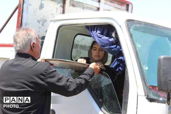 پذیرایی یاران خراسانی از زائران رهبر شهید در مهمانک