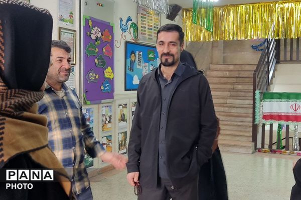 نمایشگاه دست سازه‌های دانش آموزی در دبستان پانزده خرداد ناحیه دو شهرری 