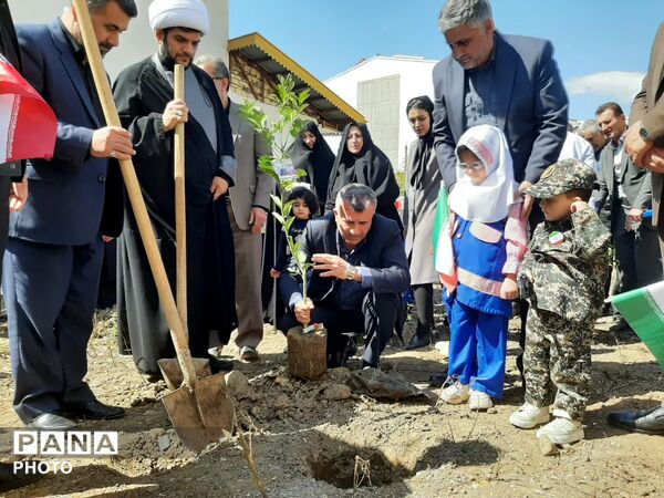 کاشت ۴۰ اصله نهال  به مناسبت چهلمین روز شهادت‌ قائد امت اسلامی ودانش آموزان میناب در تالش
