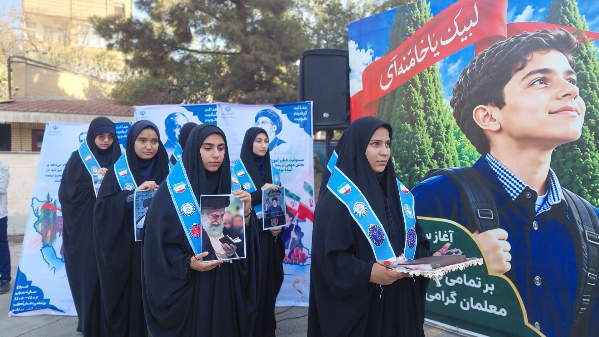 نواختن زنگ مهر در دبیرستان آرمیتا مصلی نژاد