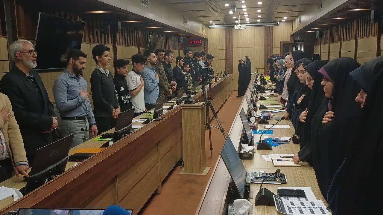 تقدیر از دانش‌آموزخبرنگاران، نمایندگان مجلس و مجامع دانش‌آموزی در نشست گفت‌وگوی بین‌نسلی تهران