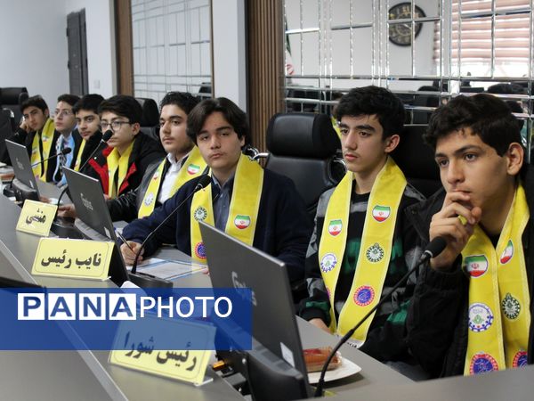 اولین نشست هیئت‌رئیسه و اعضای شورای دانش‌آموزی آموزش و پرورش ناحیه ۶  