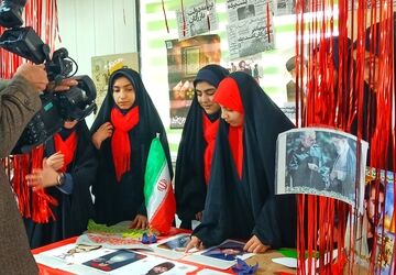 آشنایی با تاریخ و طعم‌های اصیل ایرانی در غرفه های انقلاب اسلامی و جشنواره غذا در دبیرستان دخترانه شاهد بروجرد