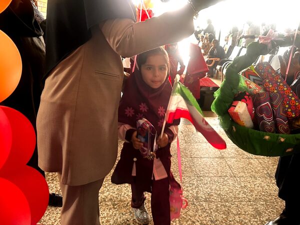 جشن شکوفه‌ها و طنین زنگ مهر در مدرسه فاطمه‌ الزهرا شهرستان جاسک