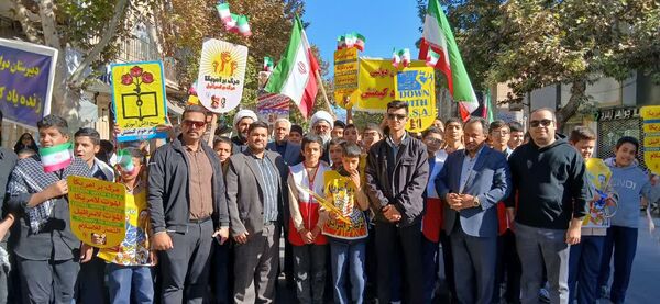 حضور پرشور نوجوانان و خانواده‌ها در سیزده آبان تجدید پیمان با انقلاب