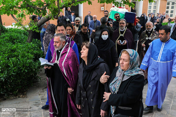 تشییع پیکر شهید اوانس سیمونیان از شهدای ارامنه جنگ رمضان در اصفهان