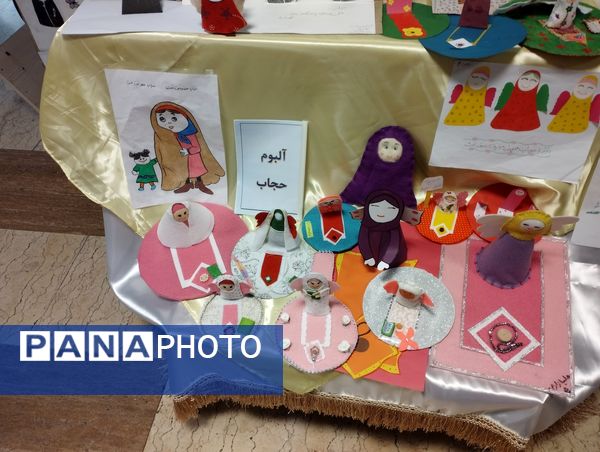 نمایشگاه حجاب به‌مناسبت ایام فاطمیه در مدرسه نشاط اسلامشهر