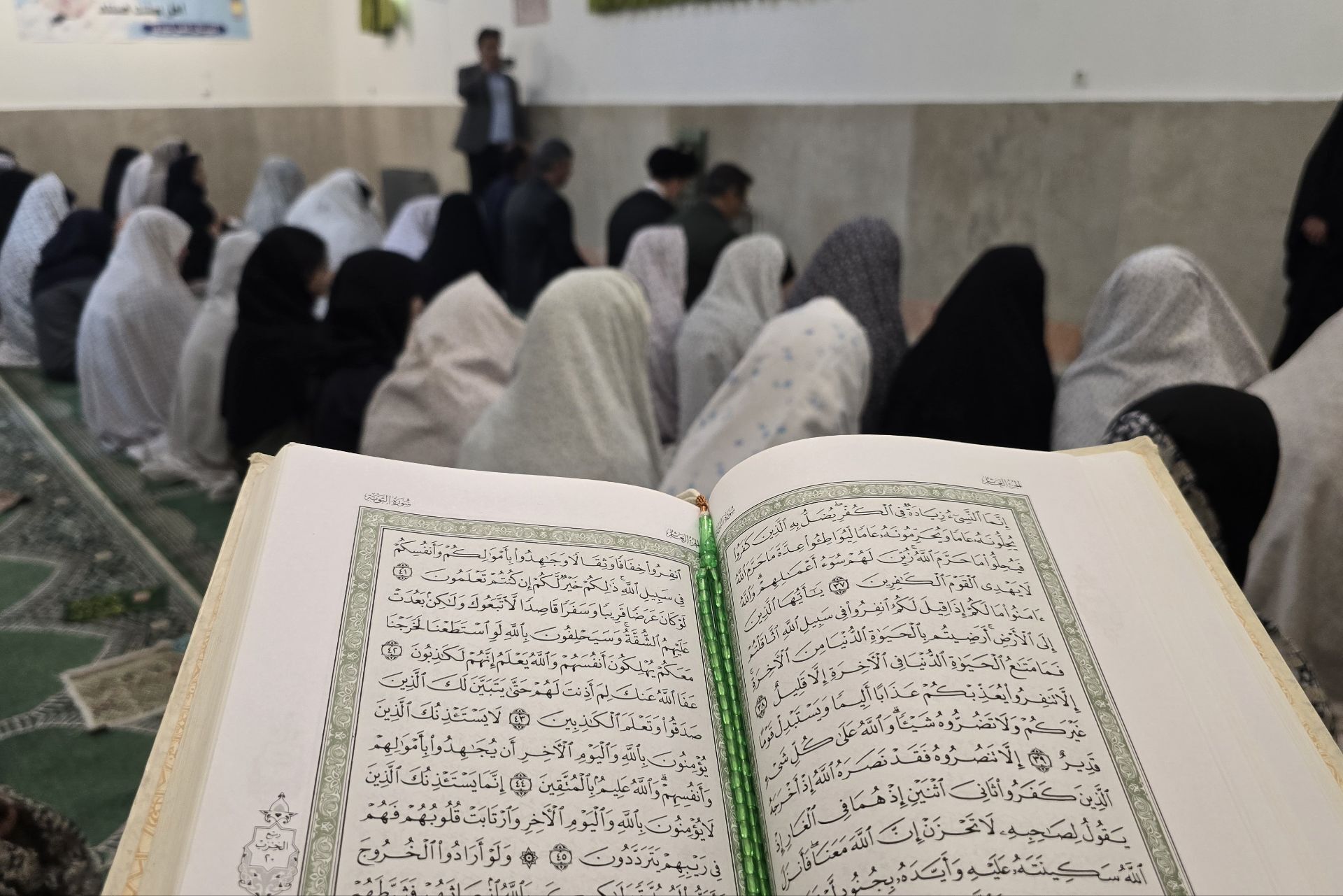 اقامه نماز جماعت ظهر در جمع دانش‌آموزان مدرسه شمس تبریزی