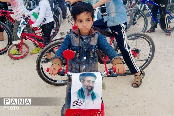 یادبودی در مسیر دوچرخه برای قهرمانان کوچک میناب