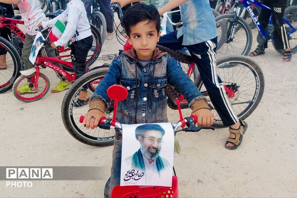 یادبودی در مسیر دوچرخه برای قهرمانان کوچک میناب