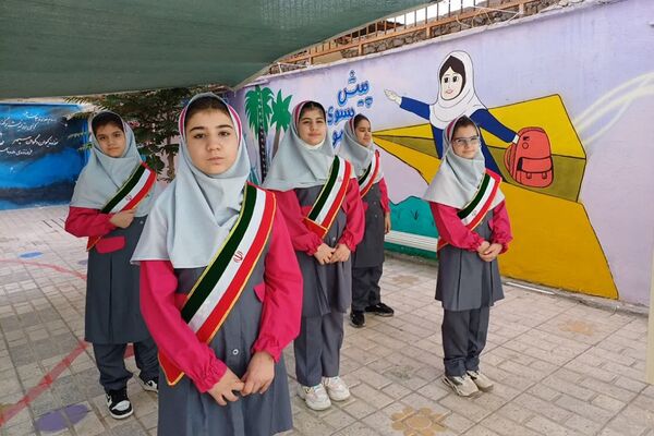 پویش پرچم همزمان با آغاز سال تحصیلی در دبستان سارا