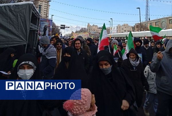 راهپیمایی ۲۲ بهمن در مشهد با حضور فرمانده واحدهای حوزه ۱۹ بسیج دانش‌آموزی منطقه تبادکان