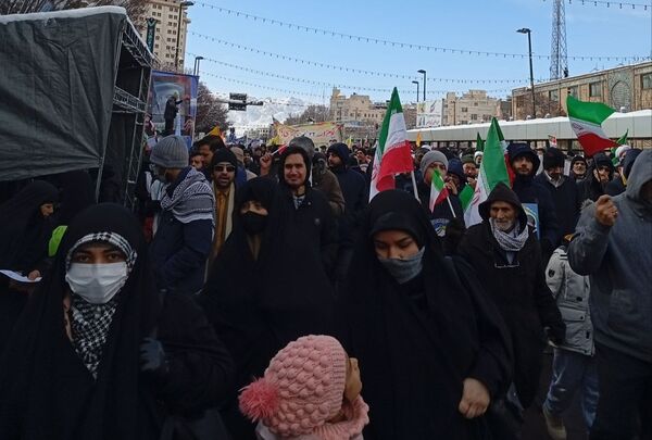 راهپیمایی ۲۲ بهمن در مشهد با حضور فرمانده واحدهای حوزه ۱۹ بسیج دانش‌آموزی منطقه تبادکان