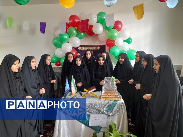 نواخته شدن زنگ گلبانگ انقلاب اسلامی در دبیرستان پگاه روستای مارکده