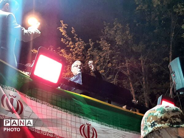 نمایش وفاداری گالیکشی‌ها در سی‌امین قرار