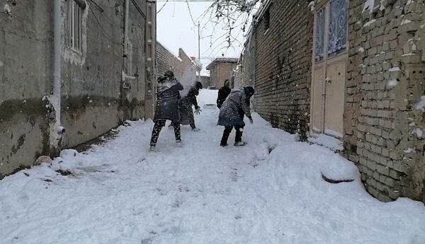 بارش اولین برف در بهمن ماه در شهر بار 